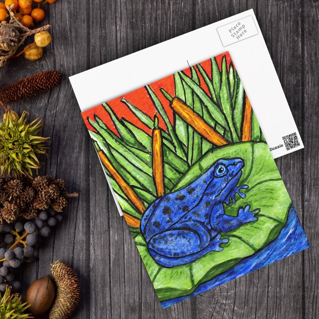 Cartão Postal Cartão-postal Sapo Venenoso Azul (Vibrant blue frog black spots on lily pad green reed plants in water on postcard.)