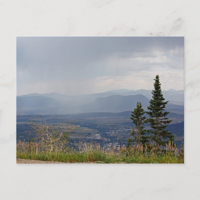 Cartão Postal Cartaz da chuva de verão nas montanhas (Frente)
