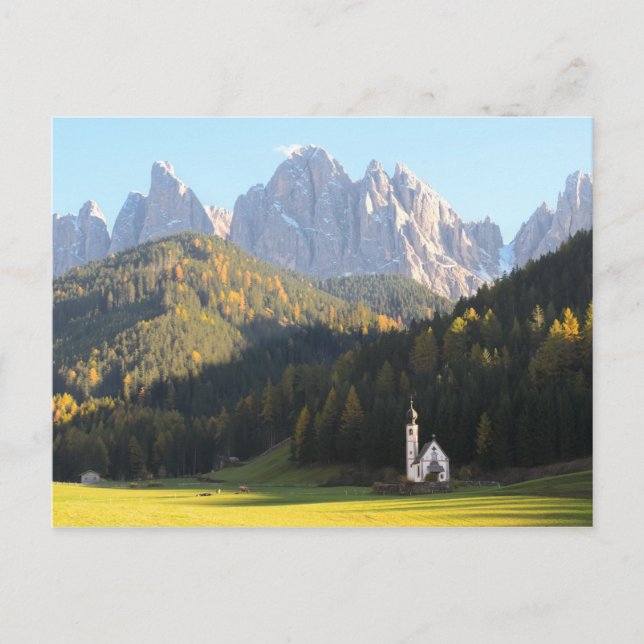 Cartão Postal Cartaz da igreja com Dolomites (Frente)