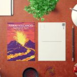 Cartão Postal Cartaz postal do Parque Nacional dos Vulcões do Ha<br><div class="desc">Trabalho de arte vetor dos vulcões do Havaí em um design de estilo de janela. O parque fica na Ilha Hawaii. No seu coração estão os vulcões ativos Kīlauea e Mauna Loa.</div>