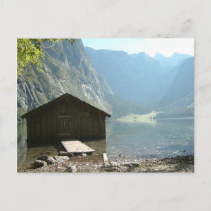 Cartão Postal Casa de madeira por um lago