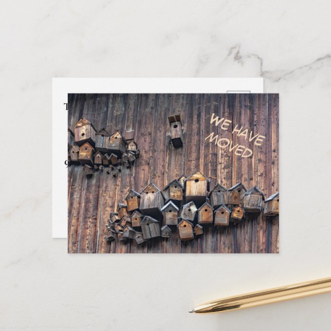 Cartão Postal Casa de pássaros em uma parede de madeira, diversã (Frente/Verso In Situ)