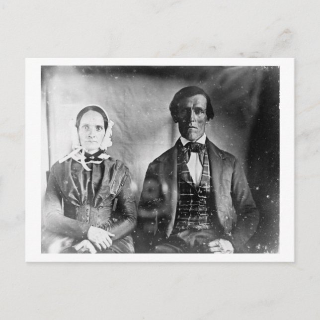 Cartão Postal Casal 1840 de Sentado e Mulher (Frente)