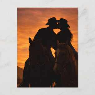 Cartão Postal Casal do Pôr do Sol de Cowboy Cartão-postal