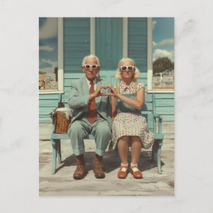 Cartão Postal Casal Idoso Vintage Fazendo um Coração com as Mãos