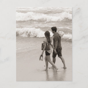 Cartão Postal Casal jovem caminhando na praia