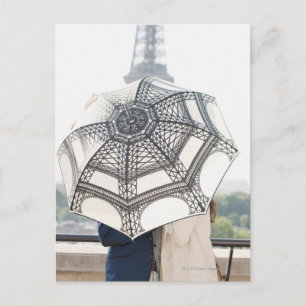 Cartão Postal Casal sob um guarda-chuva com a torre Eiffel