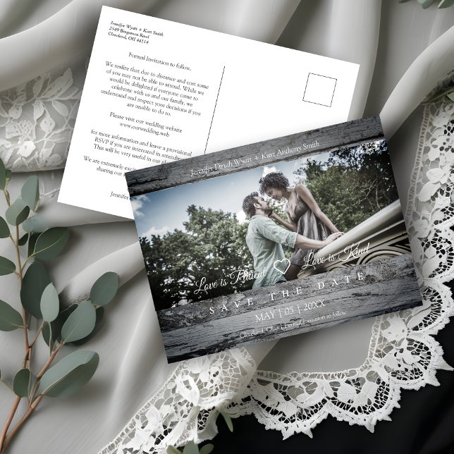 Cartão Postal Casamento de Casal Rústico de Madeira Romântica (Rustic Wood Romantic Photo Engaged Couple Wedding Save the Date Card.)