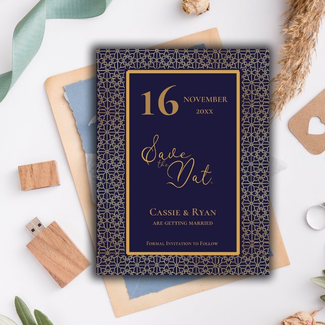 Cartão Postal Casamento de Design Dourado Azul Salve a Data (Blue Gold Intricate Design Wedding Save the Date Postcard)