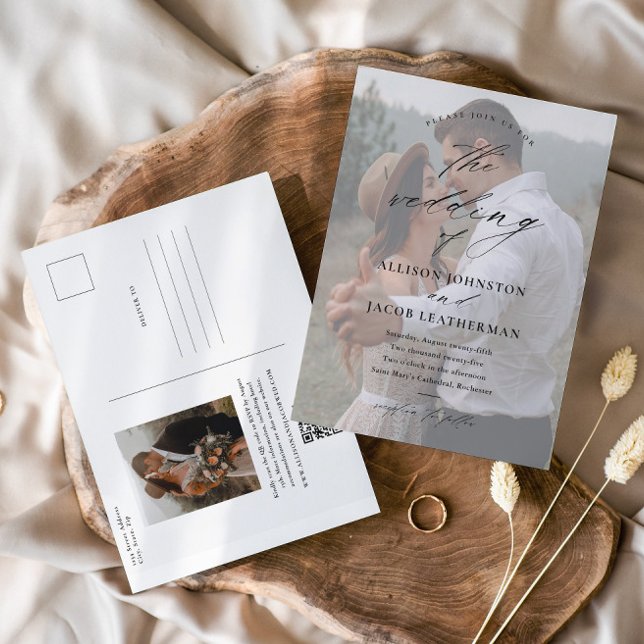 Cartão Postal Casamento de Foto com QR Code Elegante (Elegant Script Photo Wedding Invitation Postcard with QR code RSVP.)
