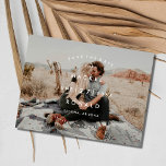Cartão Postal Casamento de Foto de Orçamento Salvar a Data<br><div class="desc">Salve os cartões de data com sua foto favorita como casal. Carregue sua foto horizontal e personalize o texto na frente e no verso do cartão postal. Um na moda,  mas amigável,  para que seus convidados saibam sobre seu próximo casamento.</div>