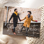 Cartão Postal Casamento de Foto de Script Moderno Simples Salve<br><div class="desc">A frente deste cartão postal de lançamento simples e moderno Salvar a Data apresenta uma sobreposição de texto de script branco em uma foto horizontal de cheio do casal, com os nomes e datas abaixo na fonte branca sans serif. Personalize o verso com nomes, data de casamento, URL do site...</div>