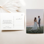 Cartão Postal Casamento de Fotografias com Script Mínimo Whimsic<br><div class="desc">Este obrigado de casamento com fotos mínimas de guião que você faz é perfeito para o seu casamento clássico, preto e branco, mínimo e moderno. A design apresenta uma caligrafia elegante, delicada e romântica escrita à mão com tipografia formal do chique. O olhar vai correr bem em qualquer época de...</div>