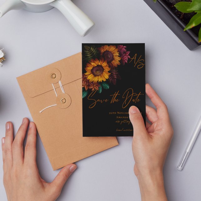 Cartão Postal Casamento do Monograma Laranja Queimado Preto Salv (Black Burnt Orange Monogram Wedding Save the Date Postcard)