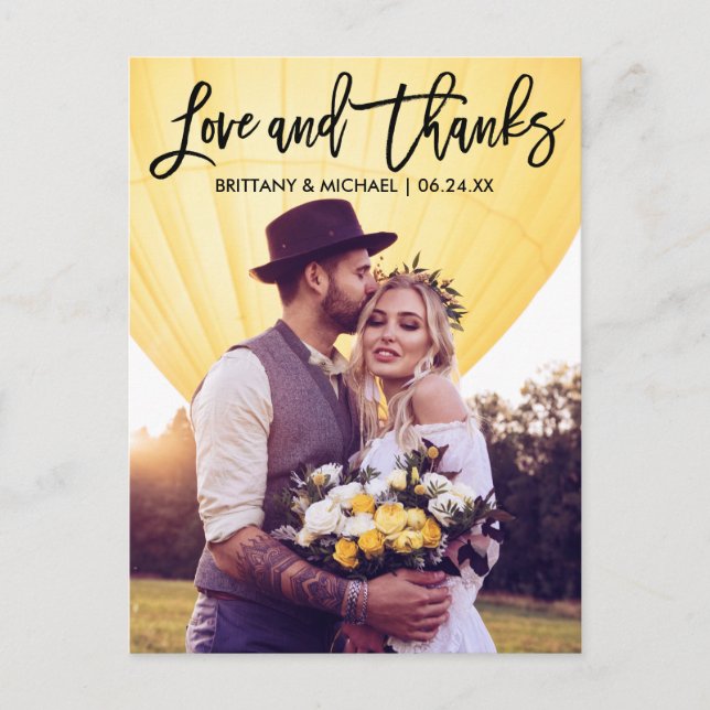 Cartão Postal Casamento Moderno com Letra de Pincel Casal de Amo (Frente)