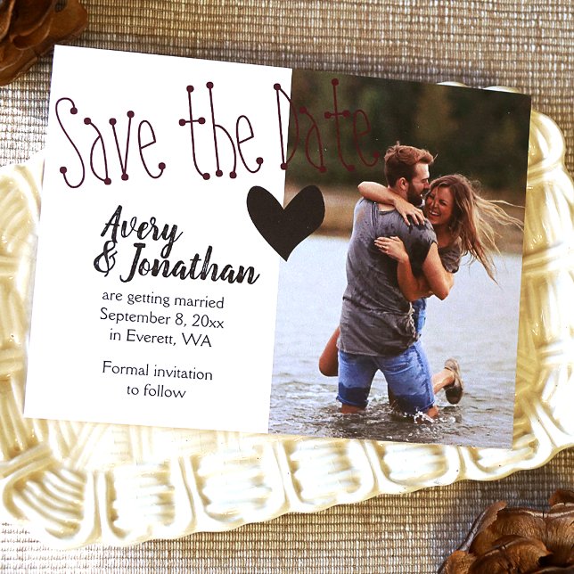 Cartão Postal Casamento Negro Burgundy Salvar a Foto da Data (Cute heart themed wedding save the date postcard with photo, violet and black)