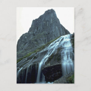 Cartão Postal Cascata alpina nas montanhas Logan, NWT, Cana