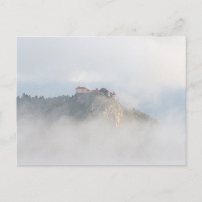 Cartão Postal Castelo sangrento rodeado de nuvens (Frente)