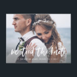 Cartão Postal Casual Script | Anúncio de remoção de fotos<br><div class="desc">Este simples e moderno cartão postal de anúncio do elopemento do casamento mostra uma foto pessoal do casamento na frente, com as palavras "nós amarramos o nó" em um roteiro casual, branco e escrito à mão. A parte traseira do cartão tem espaço para se aprofundar nos detalhes do seu elopemento...</div>