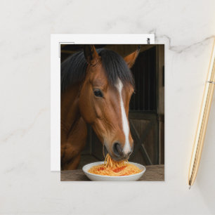 Cartão Postal cavalo baio fofo comendo espaguete