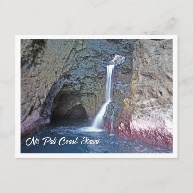 Cartão Postal Caverna e Cascata ao longo da costa de NāPali, Kau (Frente)