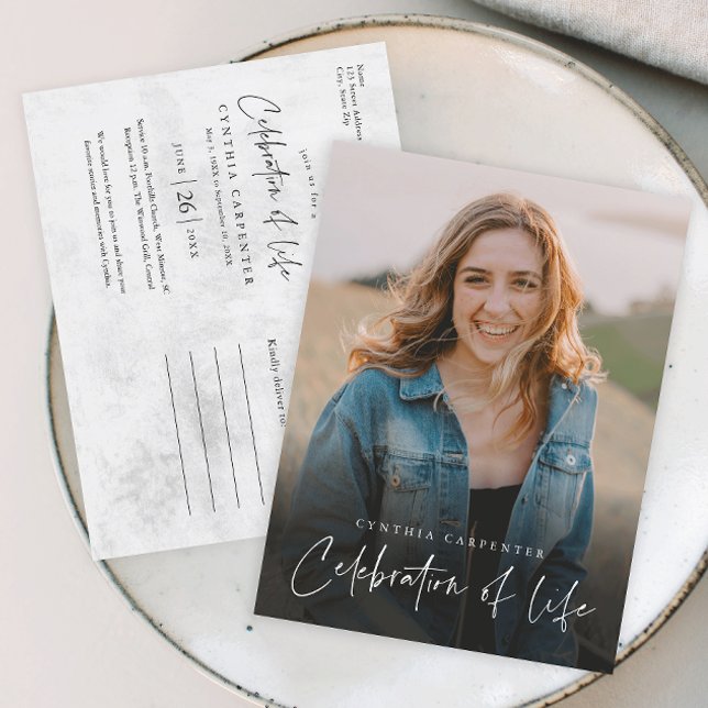 Cartão Postal Celebração Moderna do Funeral Memorial da Vida (Modern handwritten script celebration of life photo memorial postcard.)