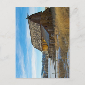 Cartão Postal Celeiro de madeira antiga no inverno