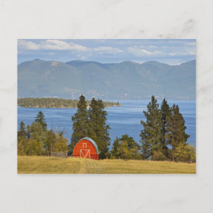 Cartão Postal Celeiro vermelho fica ao longo do pitoresco Lago F