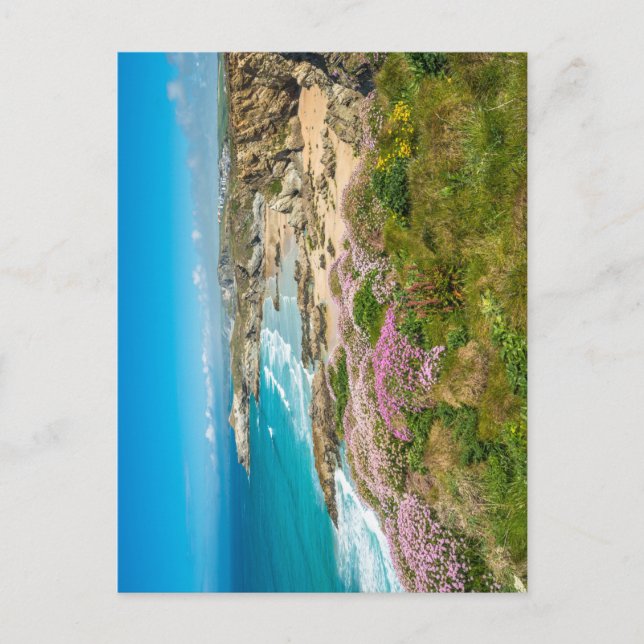 Cartão Postal Cenário costeiro assombroso com a praia de Newquay (Frente)