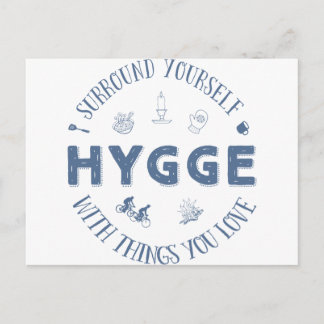 Cartão Postal Cerque-se de Hygge (texto Azul Escuro)