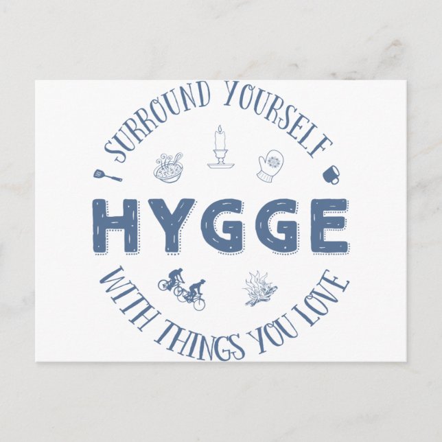 Cartão Postal Cerque-se de Hygge (texto Azul Escuro) (Frente)