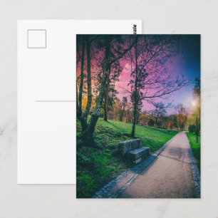 Cartão Postal Céu noturno mágico num parque com céu colorido
