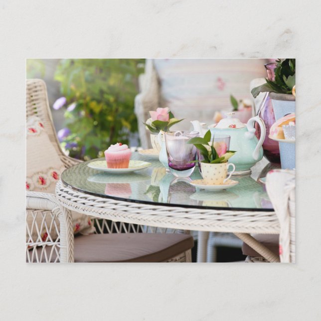Cartão Postal Chá à tarde e bolos no jardim (Frente)