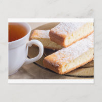 Chá e uma placa de biscoitos frescos