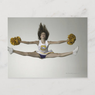 Cartão Postal Cheerleader a fazer divisões no ar do médio