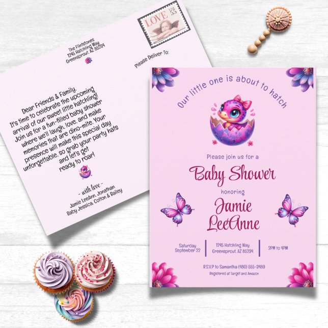 Cartão Postal Chic Hatching Logo Pink Dinossauro Chá de fraldas  (Hatching Soon Pink Dinosaur Baby Shower Postcard Invitation)