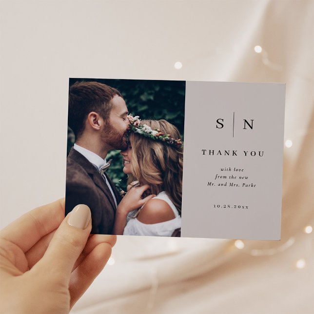 Cartão Postal Chic mínimo | Cinzas suaves e fotografia preta Obr (A simple and elegant soft gray save the date card with your monogram and photo.)
