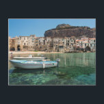 Cartão Postal Cidade de Cefalu na Sicília<br><div class="desc">Cartão postal de dois barcos no antigo pequeno porto de Cefalu, uma velha cidade com casas tortas na orla marítima e uma pequena praia urbana na costa norte da Sicília, ilha italiana.</div>