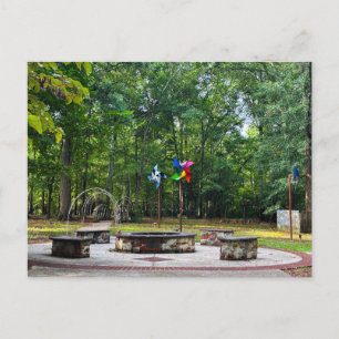 Cartão Postal Círculo de Assentos de Pedra e Cata-Ventos Colorid