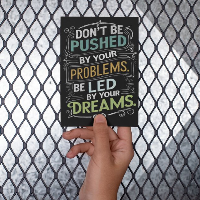 Cartão Postal Citação Inspirativa: Não seja empurrado por seu (Criador carregado)