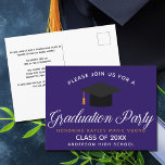 Cartão Postal Classe de Formatação Roxa de Partido Personalizado<br><div class="desc">Um cartão postal de convite de festa de formatura personalizado clássico em bonito roxo e ouro para um segundo grau,  faculdade ou universidade da classe de 2022. Personalize com seu nome de escola e sua classe de graduação sob a adorável caligrafia para um convite de formando personalizado para excelente.</div>