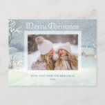 Cartão Postal Clássico Winter Merry Christmas Snow Photo<br><div class="desc">Imagens clássicas de inverno nostálgicas,  que incluem cascas e árvores rústicas cobertas de neve,  elegante tipografia de Feliz Natal,  modelo de foto-solteiro e campo de texto editável. A parte traseira apresenta fundo de neve complementar,  rótulo de vazio opaco opcional e campos de texto.</div>