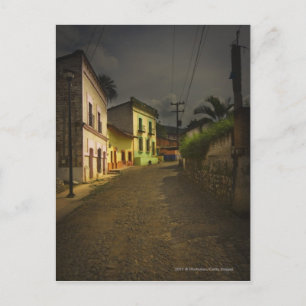 Cartão Postal Cobblestone Road e edifícios amarelos no México