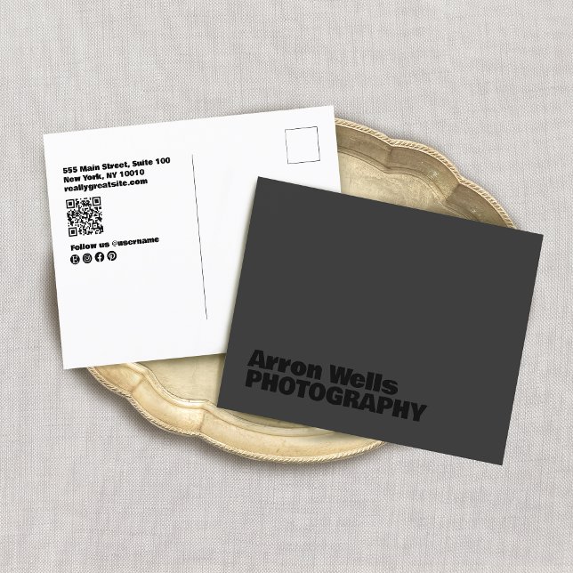 Cartão Postal Código QR da Tipografia Negra Moderna e Negra (black on black postcard with QR code and social media networking icons)