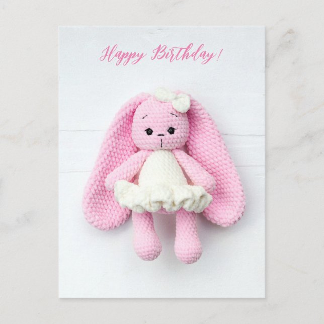 Cartão Postal Coelho de Crochê Rosa Kawaii – Feliz Aniversário (Frente)