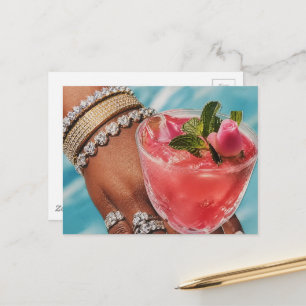 Cartão Postal Colagem de Bebida de Rosa e Mão com Muitas Joias