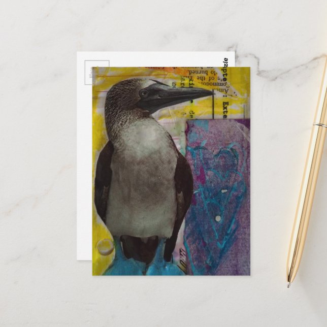 Cartão Postal Colagem mista de pássaro de pé azul (Frente/Verso In Situ)