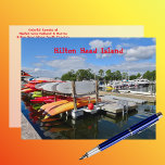 Cartão Postal Colorida Kayaks Shelter Cove Marina Hilton Head SC<br><div class="desc">O Lowcountry vive no seu melhor! Um dos pontos mais populares na Ilha da Cabeça de Hilton (HHI)! Este postal mostra uma foto de caiaques coloridos vermelhos, amarelos e verdes limões em Shelter Cove Harbor e Marina na bela Ilha Hilton Head, Carolina do Sul. Estão disponíveis vários tipos de aluguel...</div>