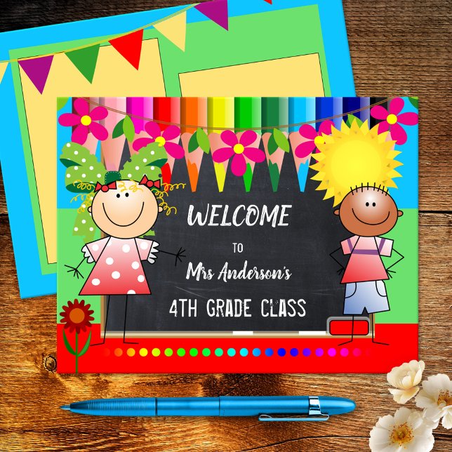 Cartão postal Colorido de Volta à Escola (A cheerful postcard featuring happy children on a chalkboard background with colored pencils)