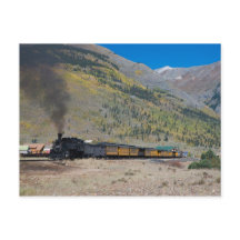 Comboio a vapor saindo da cidade